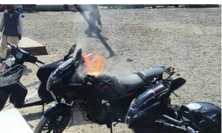 ब्रेकिंग::नैनीताल में बाइक में लगी आग, मची अफरा तफरी - Bhowali Live